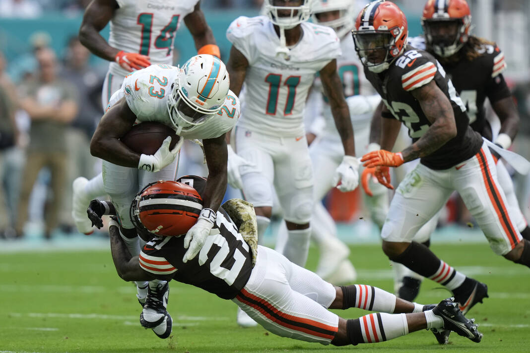 Dolphins rout Browns, 39-17 