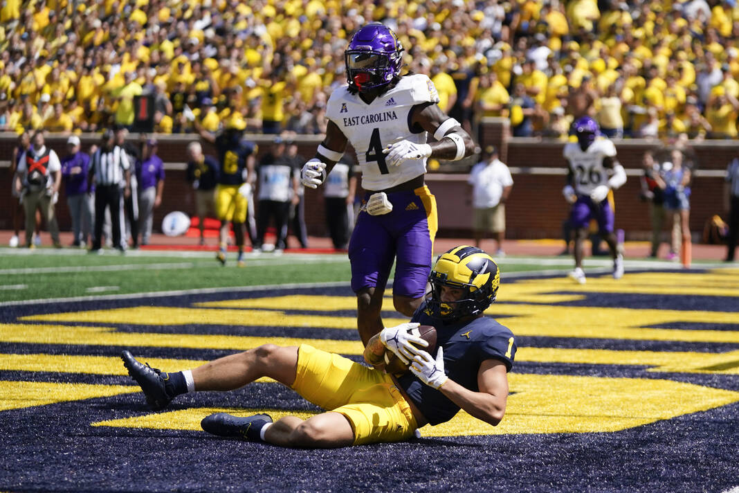 Michigan QB wears 'Free Harbaugh' shirt, leads tribute to suspended coach