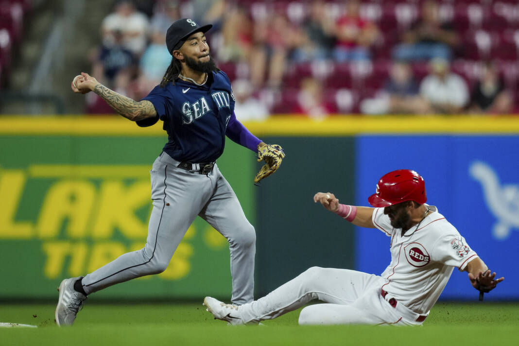 Mariners' Luis Castillo blanks Blue Jays in Game 1